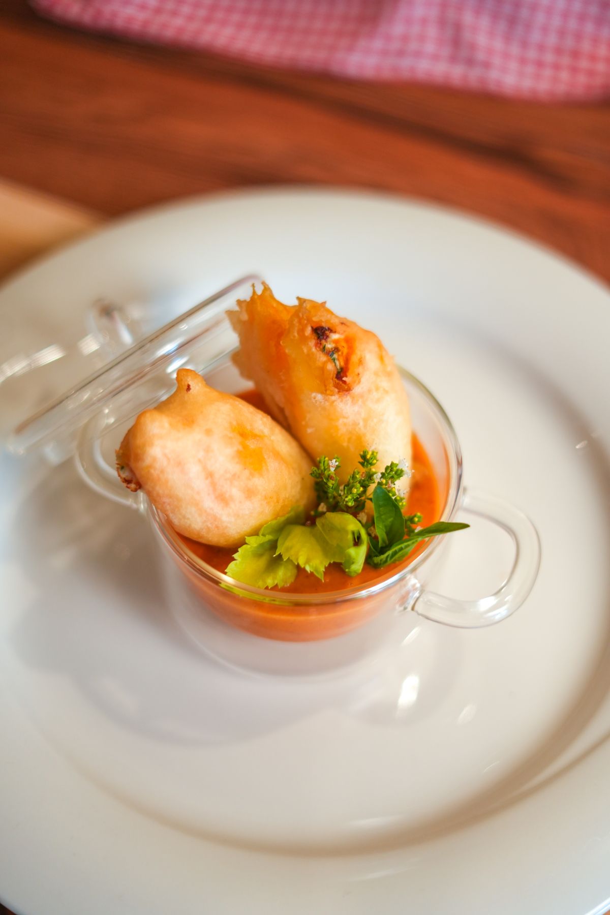 Fiori di zucca ripieni di ricotta e Lucanica di Picerno su panzanella